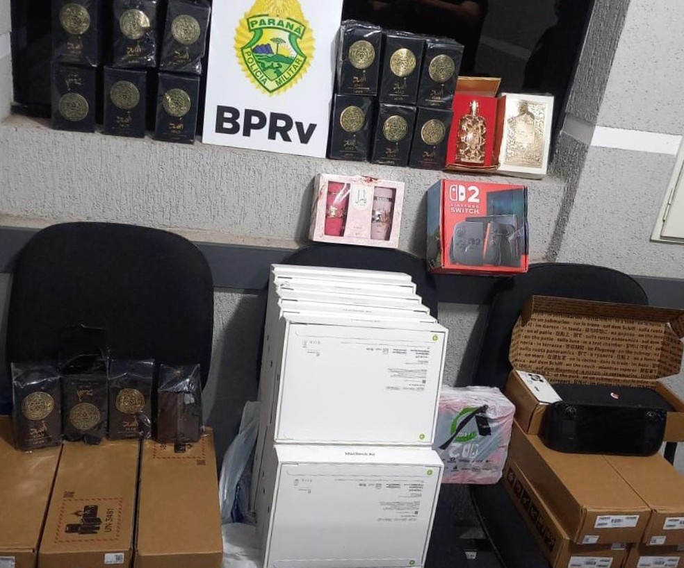 Produtos importados que estavam no carro foram apreendidos — Foto: Polícia Rodoviária Estadual