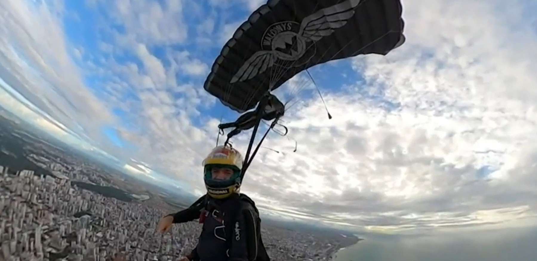 Waldonys pula de paraquedas de helicóptero que pertenceu a Ayrton Senna; vídeo