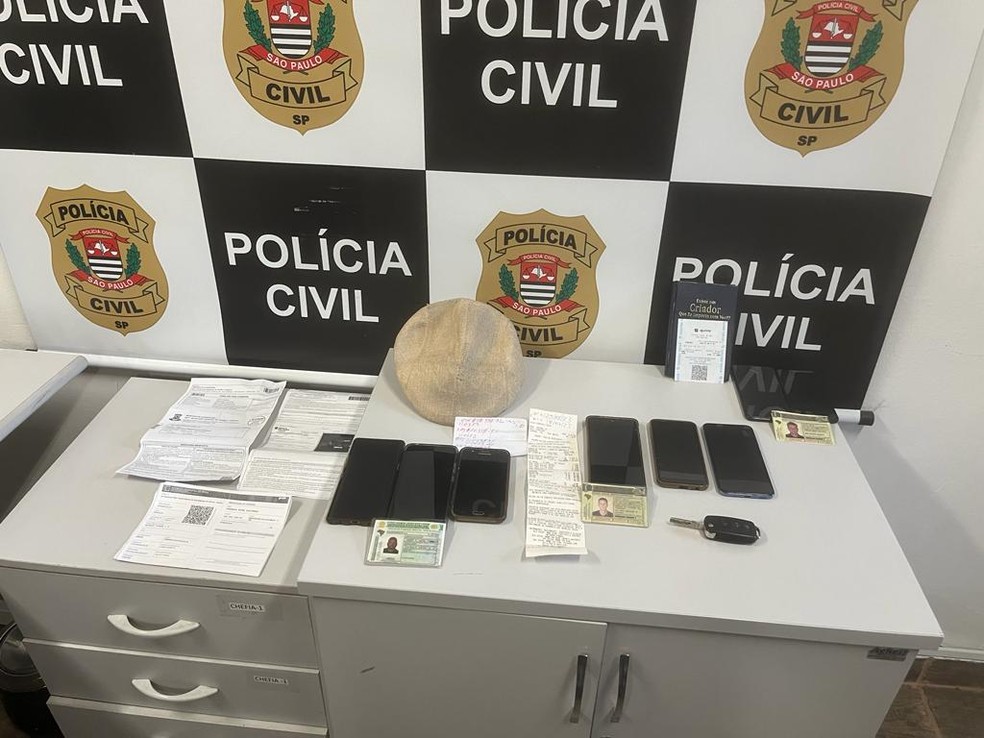 Polícia Civil apreendeu seis celulares e outros objetos que foram encontrados com trio que é investigado por aplicar golpes do bilhete premiado em Santos, SP — Foto: Polícia Civil/Divulgação
