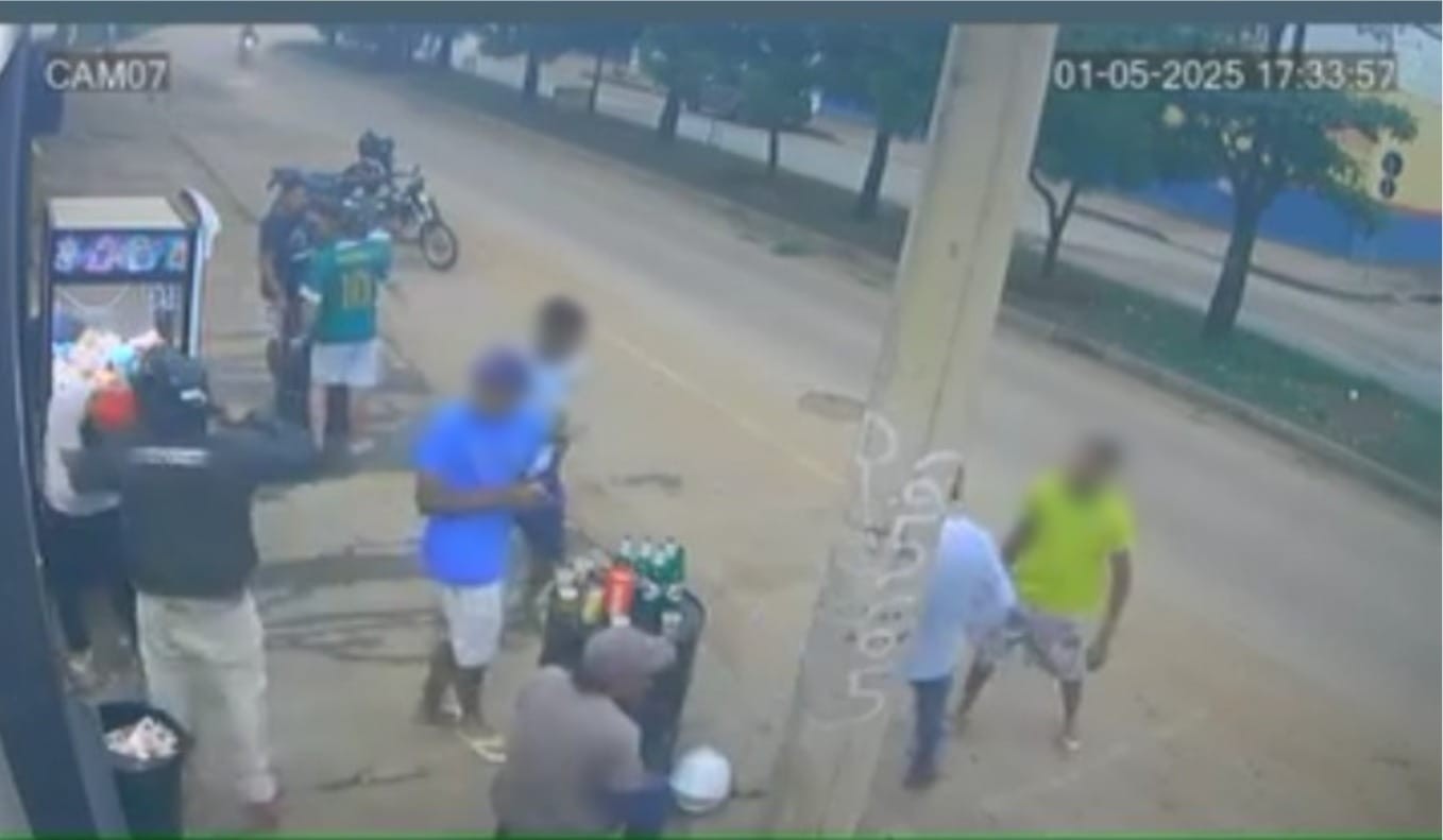 VÍDEO: Homem é assaltado por criminoso armado na porta de adega em Montes Claros