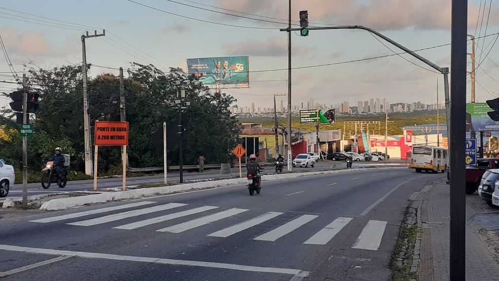 Placas de sinaliza&ccedil;&atilde;o foram instaladas, mas acesso &agrave; Ponte de Igap&oacute; continuou normal nesta segunda-feira &mdash; Foto: S&eacute;rgio Henrique Santos/Inter TV Cabugi