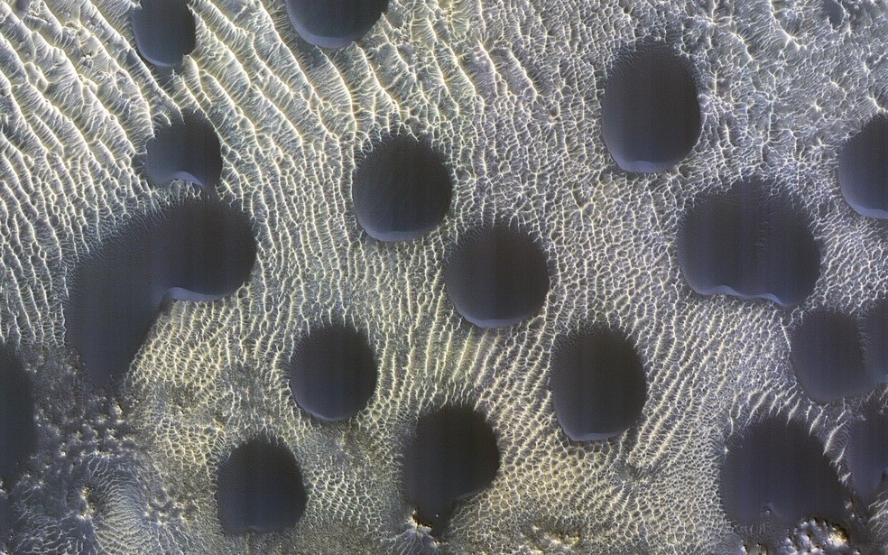 As dunas de areia circulares vista em uma imagem da Mars Reconnaissance Orbiter — Foto: Nasa/Divulgação