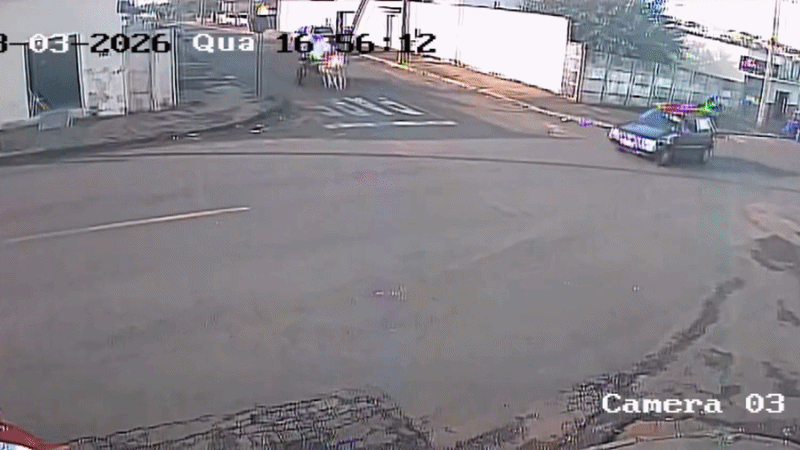 VÍDEO: Cavalo desgovernado provoca acidente entre carro e carroça no interior de MG