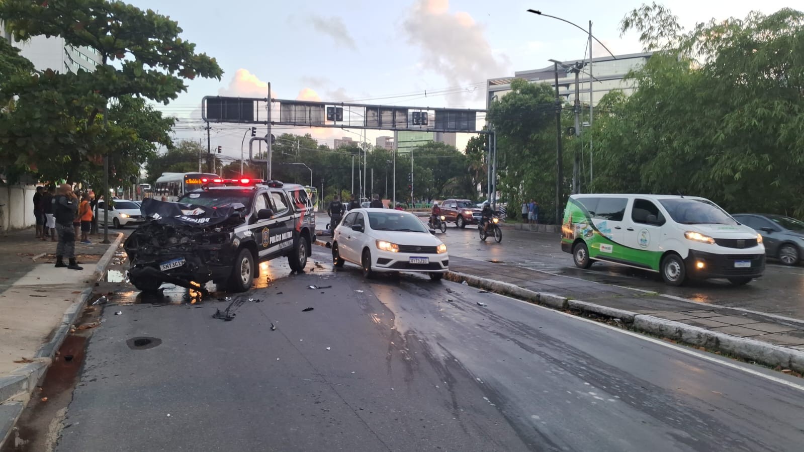 Viatura da PM atropela motociclista durante perseguição policial contra assaltantes no Recife