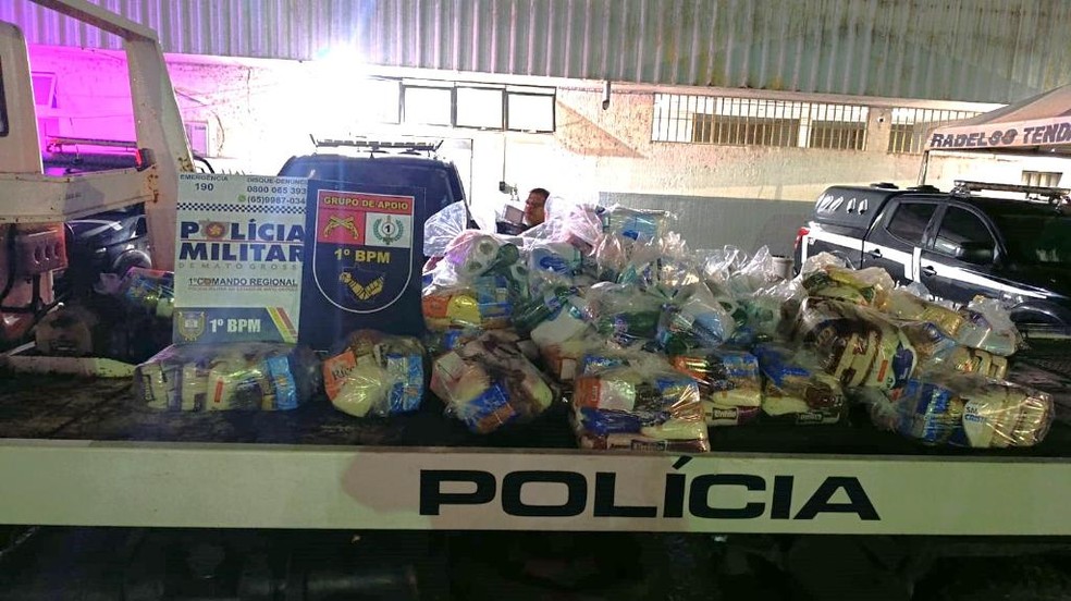 Ao todo, 106 cestas foram encontradas e apreendidas no local — Foto: Polícia Militar