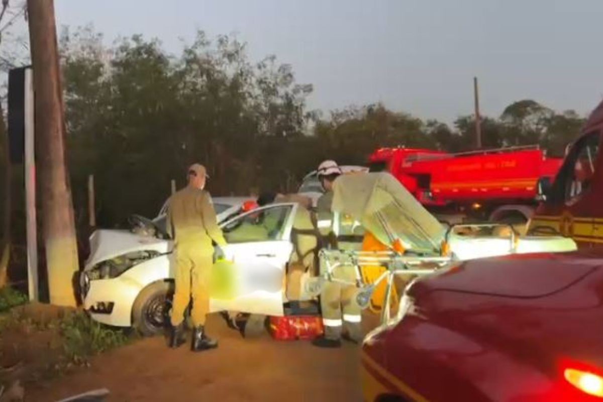 Motorista bate em poste e precisa ser retirada pelo porta-malas em Campo Grande