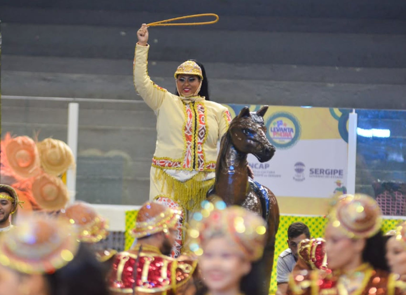 Levanta Poeira 2026: cultura e tradição marcam primeira noite da semifinal em Aracaju