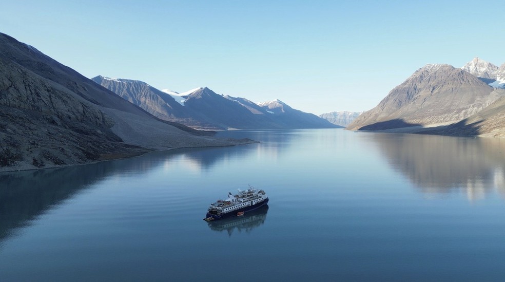 Ocean Explorer, um navio de cruzeiro norueguês com bandeira das Bahamas, no noroeste da Groenlândia, em 2023. — Foto: AP/SIRIUS