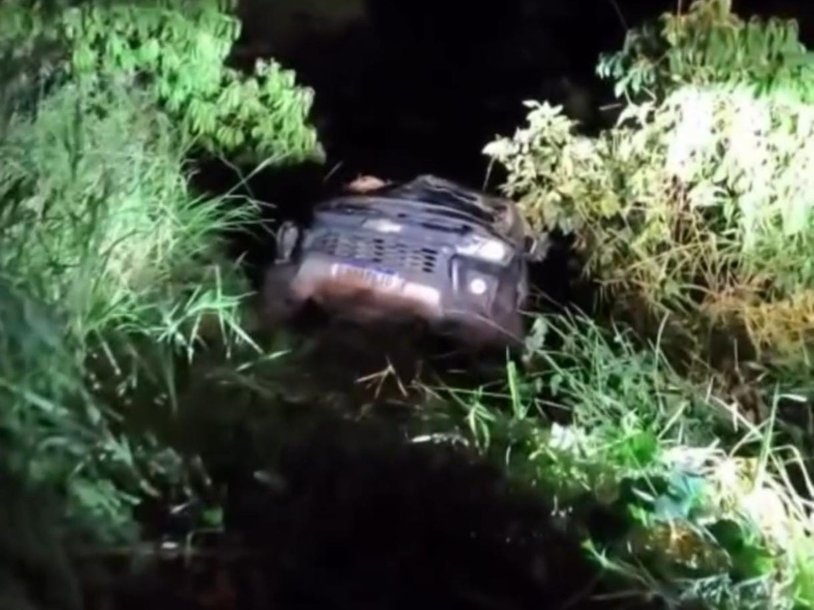 Caminhonete com servidores da Saúde do Acre capota em rodovia; veja VÍDEO