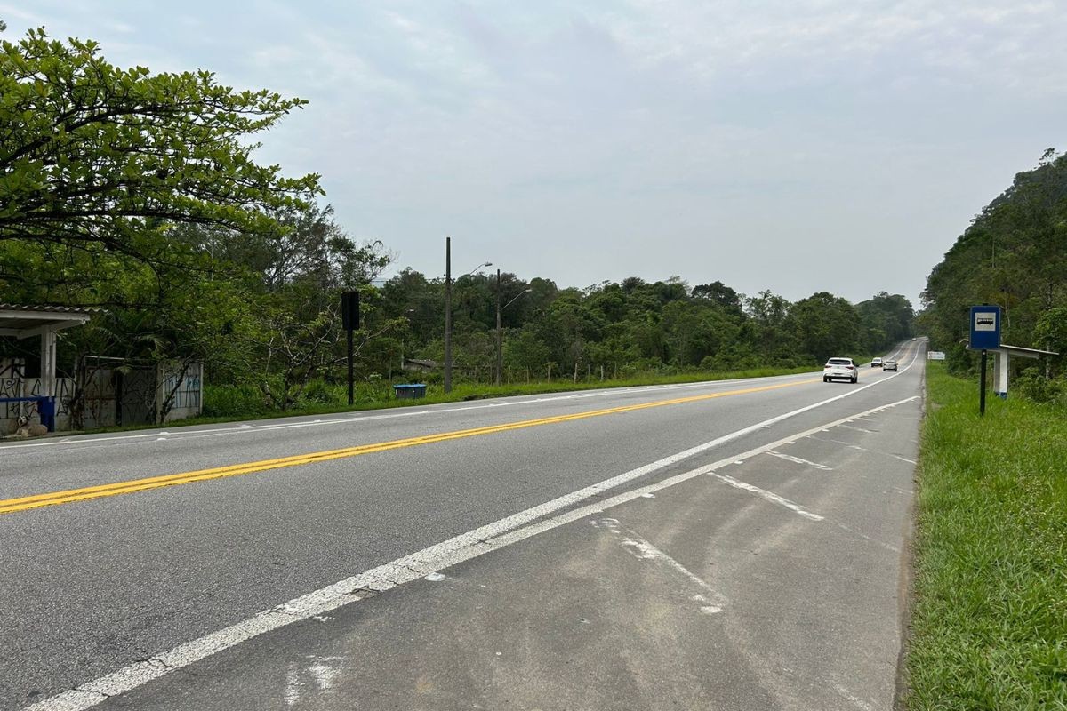 Viatura da Saúde capota na Rio-Santos e prefeitura abre investigação sobre acidente