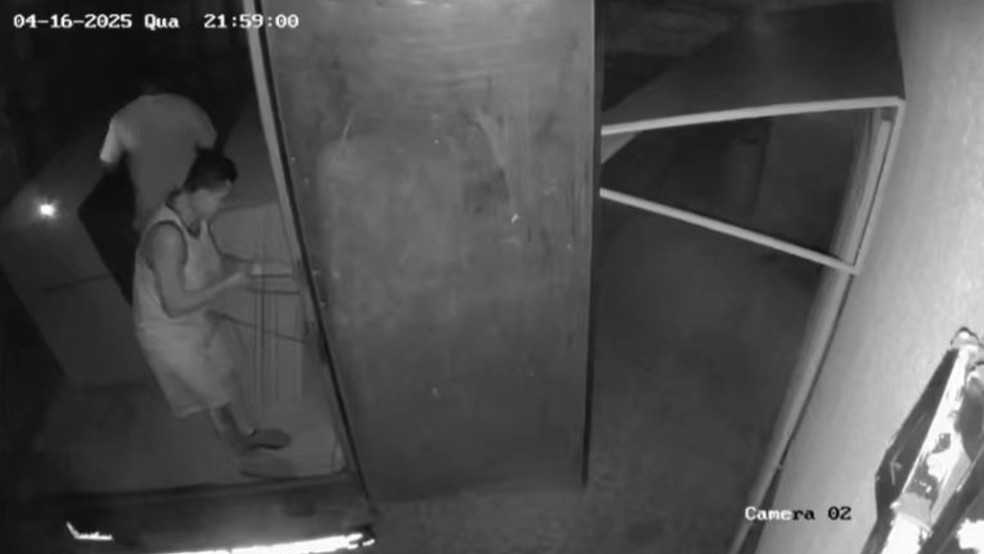 Criminosos furtam 40 placas de energia solar de galpão em Fortaleza — Foto: Reprodução
