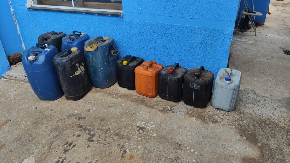 Ao todo, foram apreendidos 3.125 litros de óleo diesel e 100 litros de gasolina — Foto: Polícia Ambiental