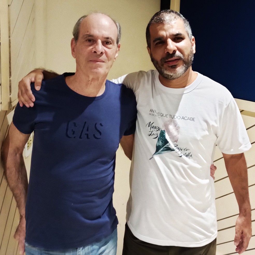 Ney Matogrosso com Rogério Batalha, parceiro de Gerson Conrad na música 'O fio do meu destino' — Foto: Divulgação