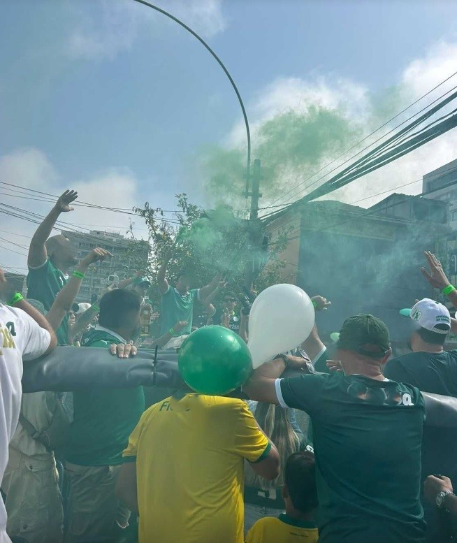 Morte de torcedor em Lima: vídeo de testemunha mostra passageiros de ônibus desviando de obstáculos antes de acidente