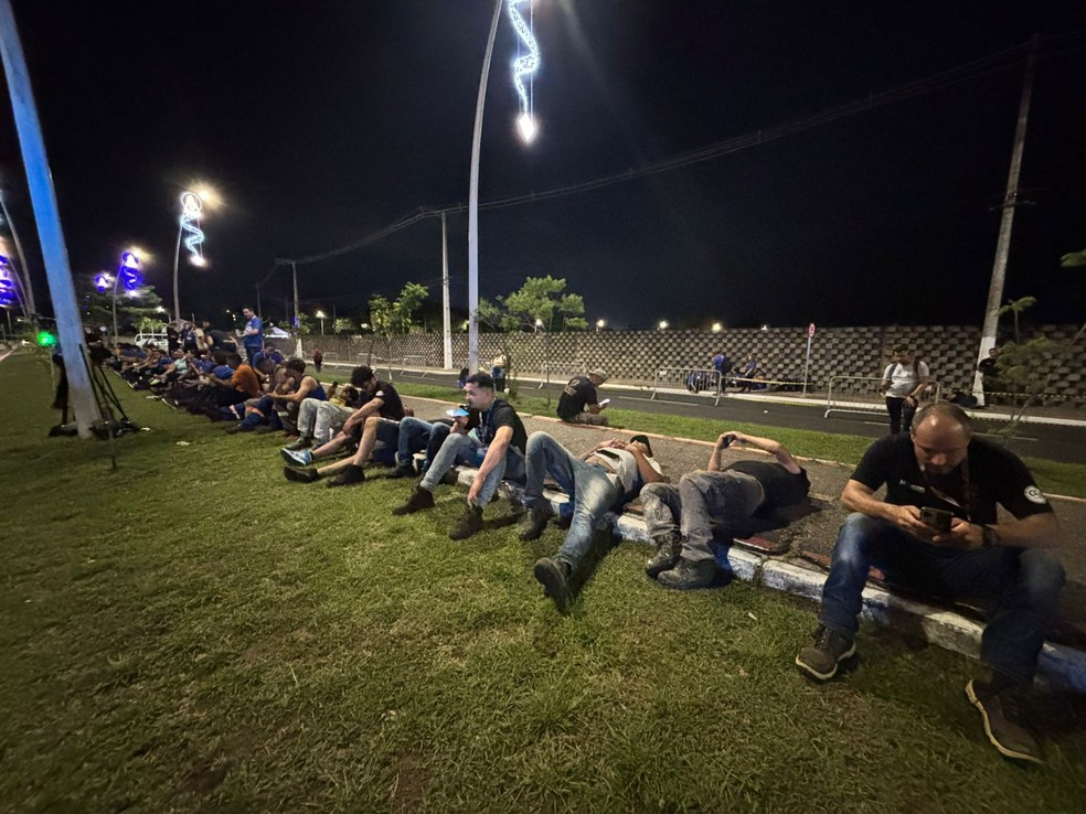 Após a confusão, autoridades federais e da ONU se reuniram para discutir o incidente. A entrada de trabalhadores noturnos no pavilhão foi adiada. — Foto: Barbara Carvalho/GloboNews