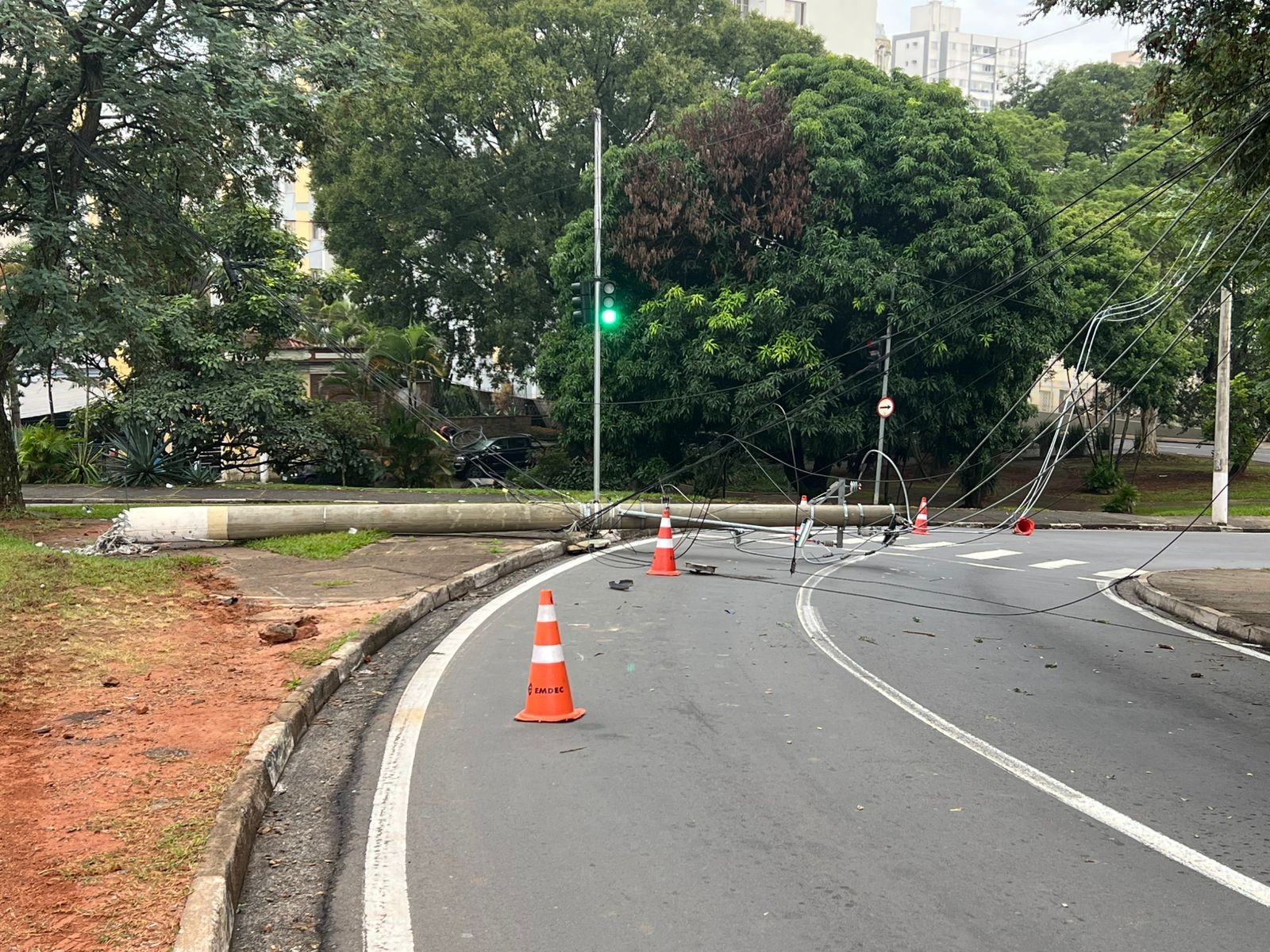 Queda de poste após acidente bloqueia rotatória da Praça Brasil Outros 500 em Campinas