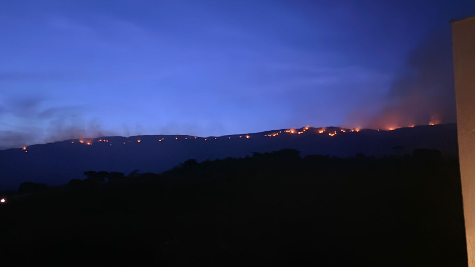 Incêndio na Serra de São José, em MG, entra no quarto dia de combate