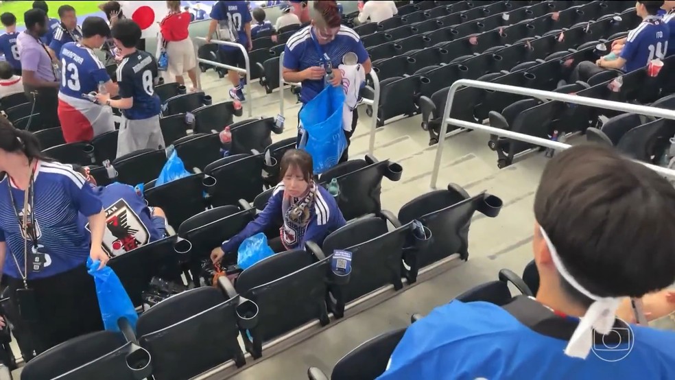 Torcida japonesa repete tradição e limpa arquibancadas após empate na Copa do Mundo — Foto: Jornal Hoje