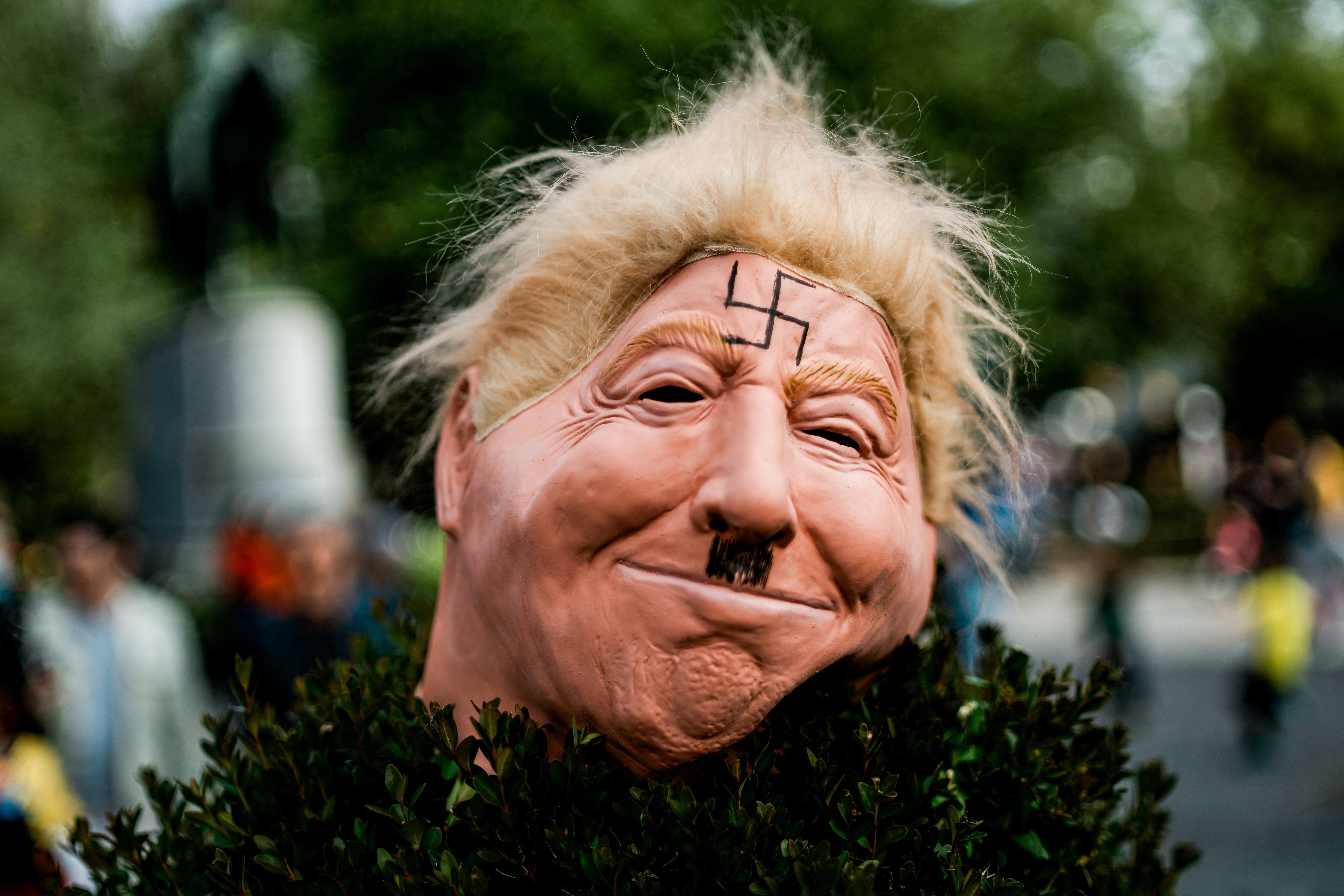 ‘No Kings’: máscaras, fantasias e cartazes marcam protestos contra Trump nos EUA e no mundo; veja fotos