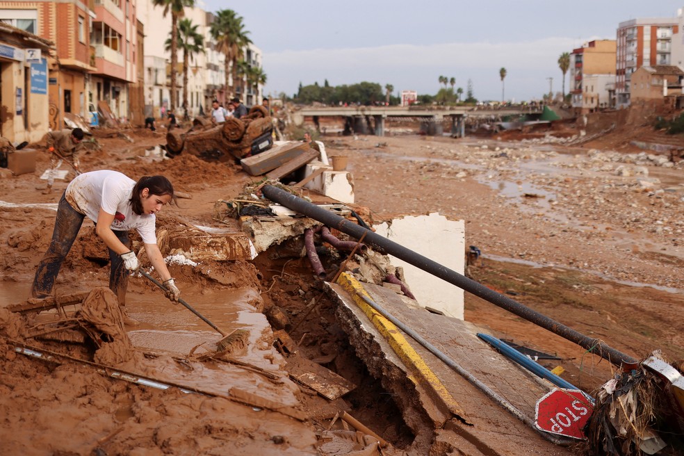 Enchentes na Espanha: cenário de destruição em Paiporta, perto de Valência, em 1º de novembro de 2024 — Foto: REUTERS/Nacho Doce