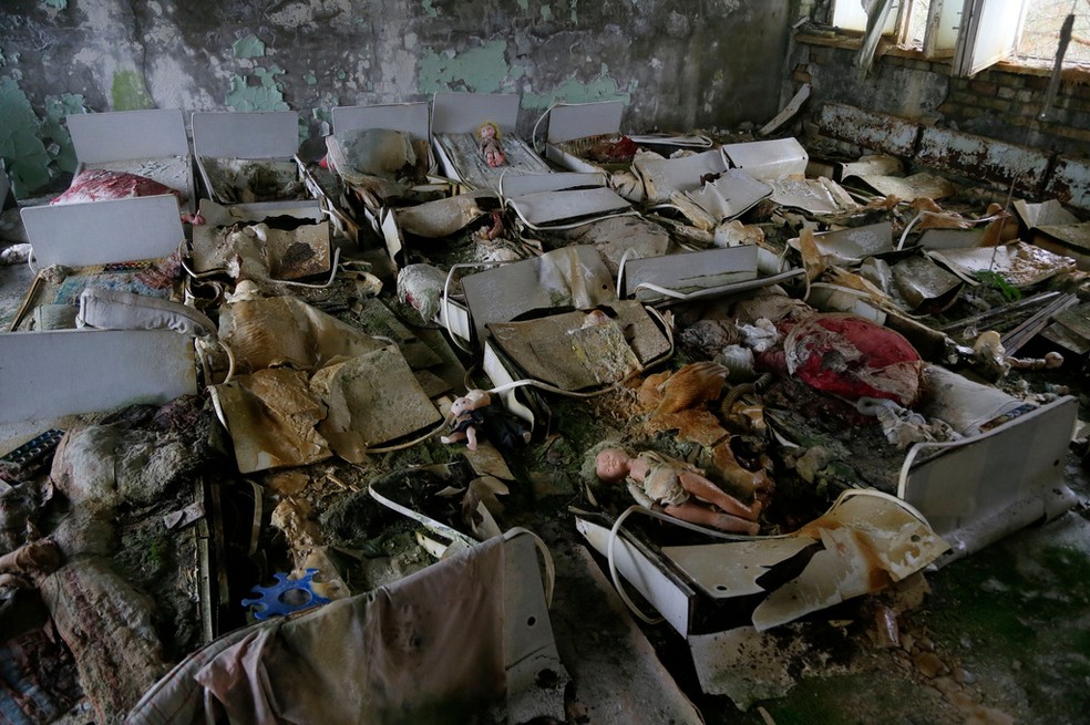 Camas permanecem em uma sala de um jardim de infância abandonado na cidade deserta de Pripyat, — Foto: AP Photo/Efrem Lukatsky, File