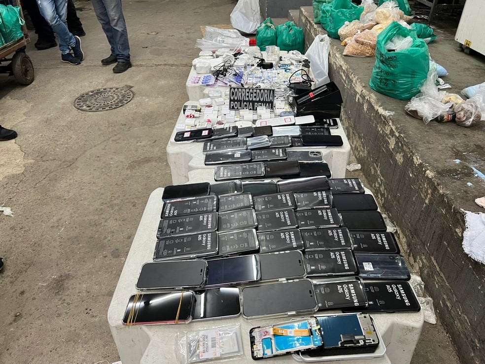 Seap apreende mais de 50 celulares durante revista no Complexo de Gericinó — Foto: Divulgação Seap