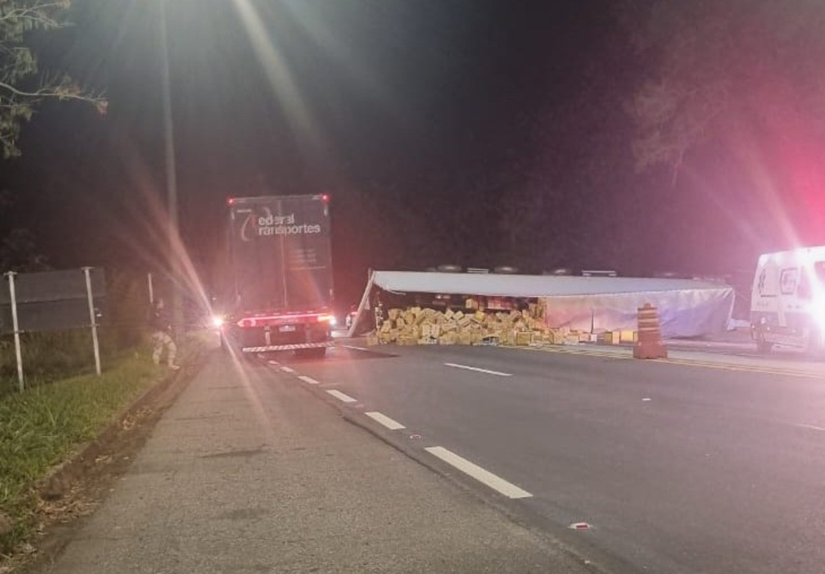 Motorista dorme ao volante e carreta carregada com ovos tomba na BR-040, em Juiz de Fora