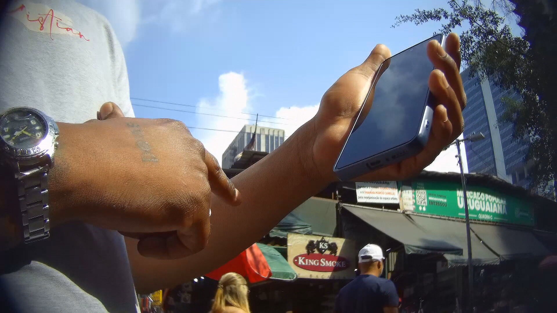 Venda de celulares de origem duvidosa resiste na Uruguaiana: 'Usado, seminovo, sem arranhão nenhum', diz vendedor