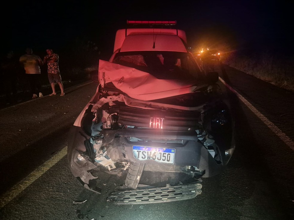 Ambulância ficou com a frente destruída; motorista e paciente não se feriram — Foto: Cedida