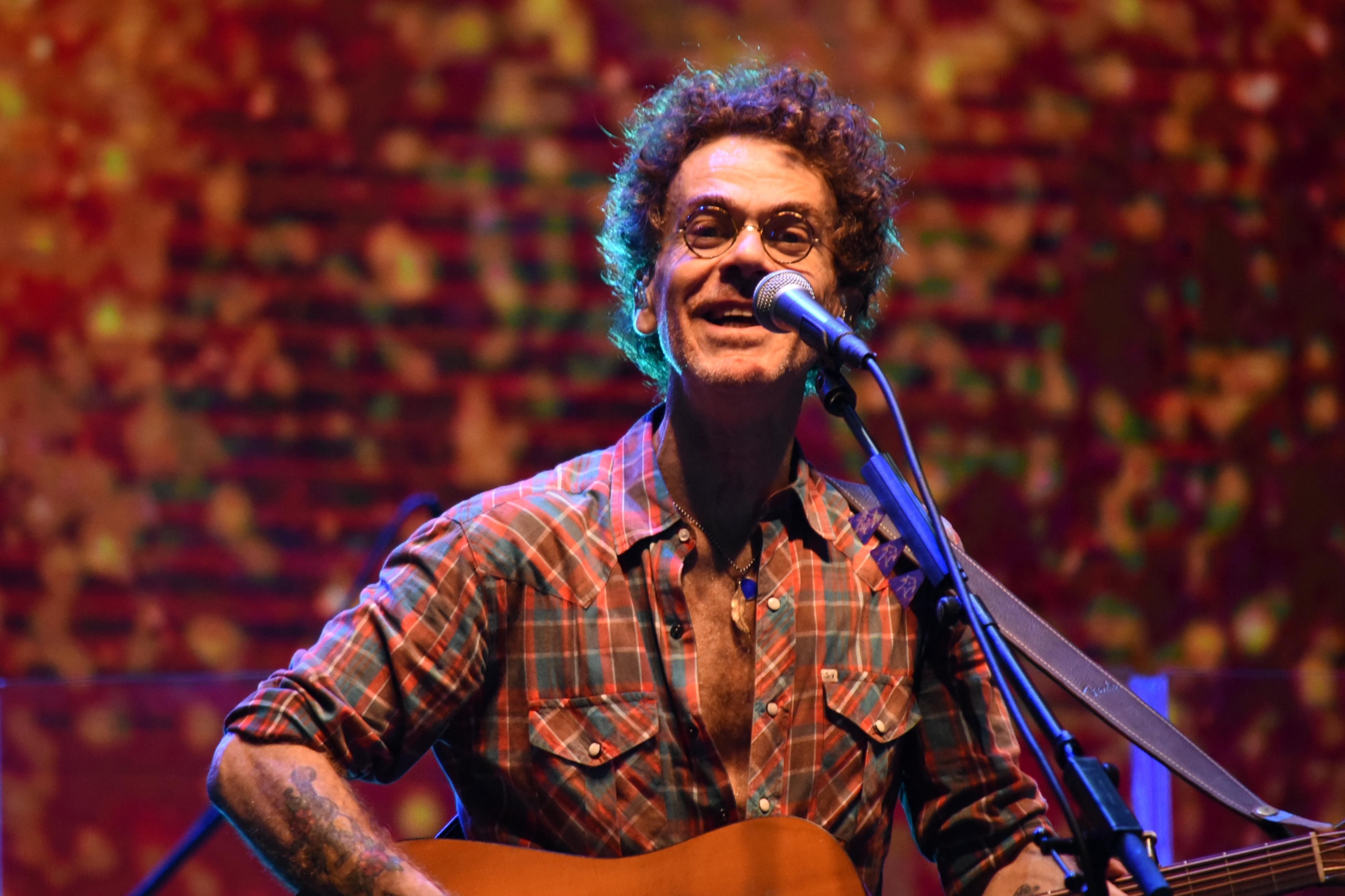 Nando Reis faz show gratuito em Campinas; veja como retirar ingressos