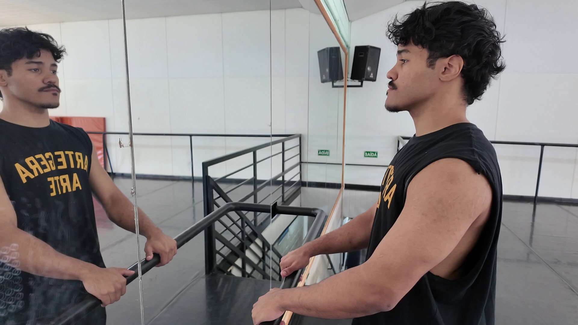 Servente de pedreiro apaixonado pela dança se divide entre trabalho e ensaios em busca do sonho de ser bailarino profissional