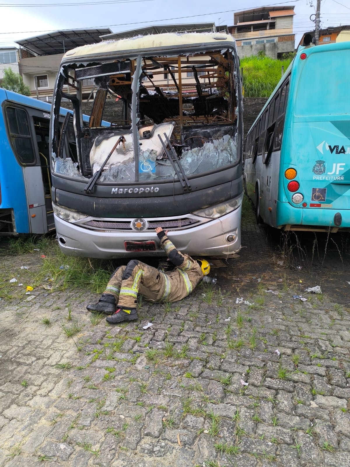 Homem é resgatado após ficar preso debaixo de ônibus em garagem de empresa em Juiz de Fora; VÍDEO