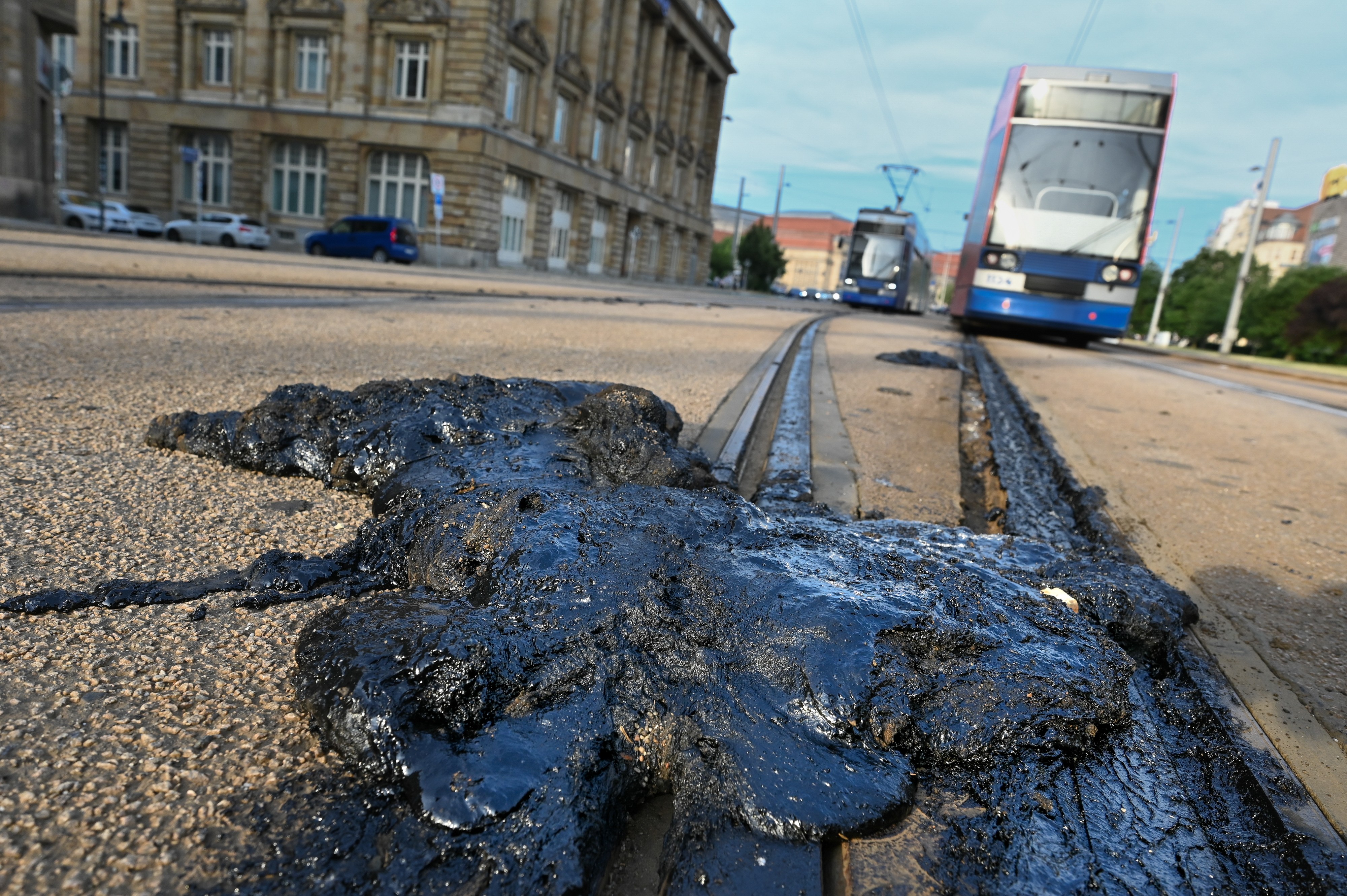 
Calor derrete asfalto e obstrui trilhos de bonde na Alemanha
