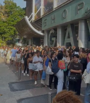 Fãs de Elayne Baeta lotam acessos a shopping na Zona Sul do Rio para turnê solidária da autora