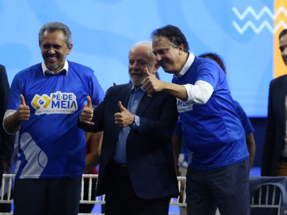 Elmano de Freitas, Lula e Camilo Santana em evento da ampliação do programa Pé-de-Meia. — Foto: Kid Junior/Sistema Verdes Mares
