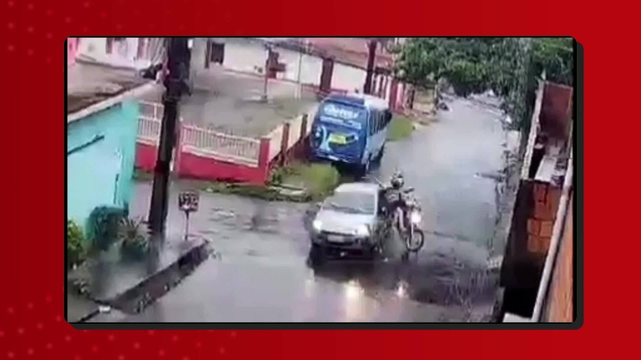 Piloto e passageiro de moto são arremessados após colisão com carro em cruzamento na Zona Norte de Manaus; VÍDEO 