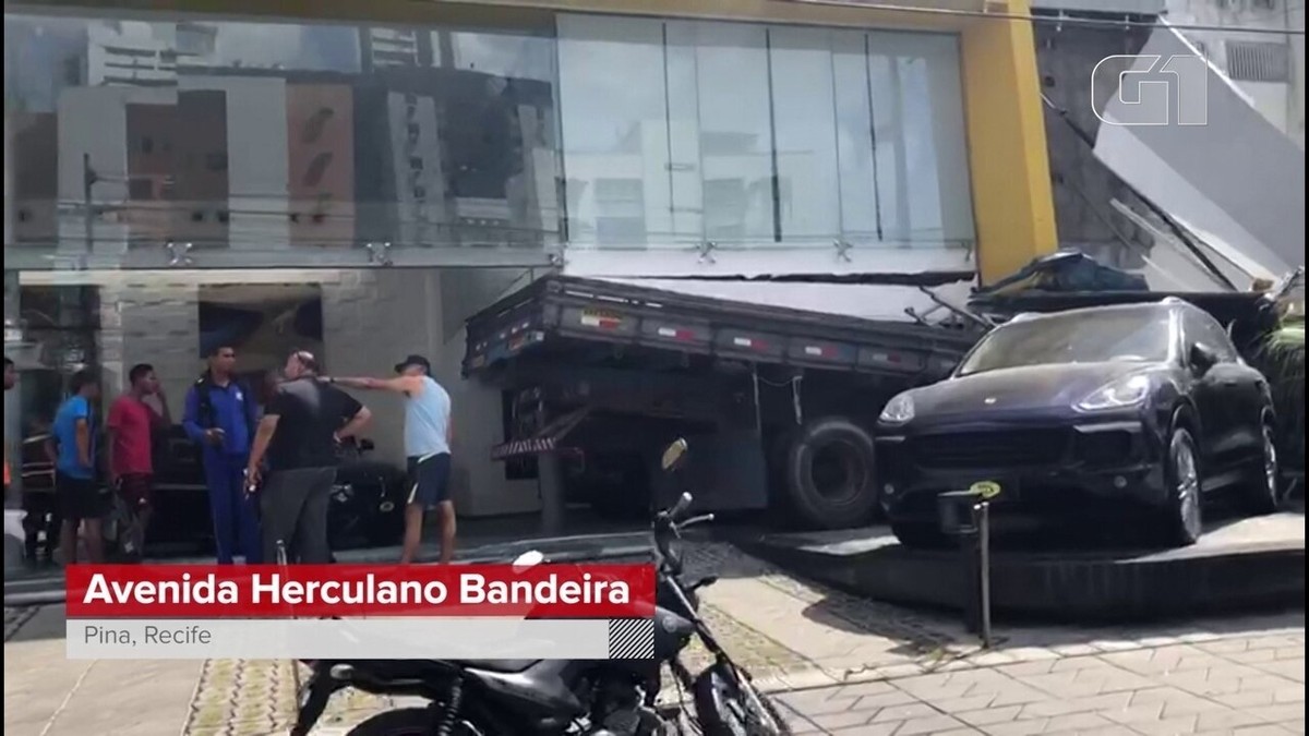 Caminh O Invade Loja De Carros De Luxo No Recife Ap S Motorista