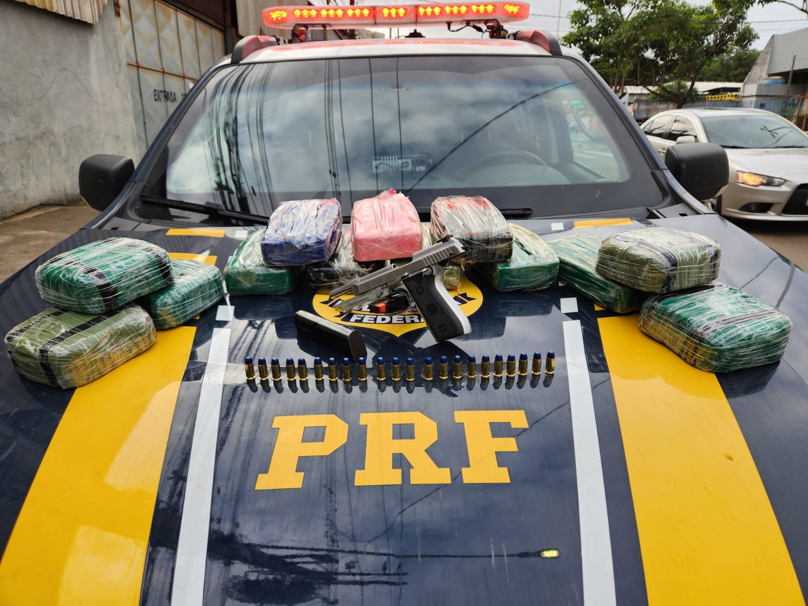 Mais de 14 kg de óxi, droga mais perigosa que o crack, é apreendida pela PRF no ES 