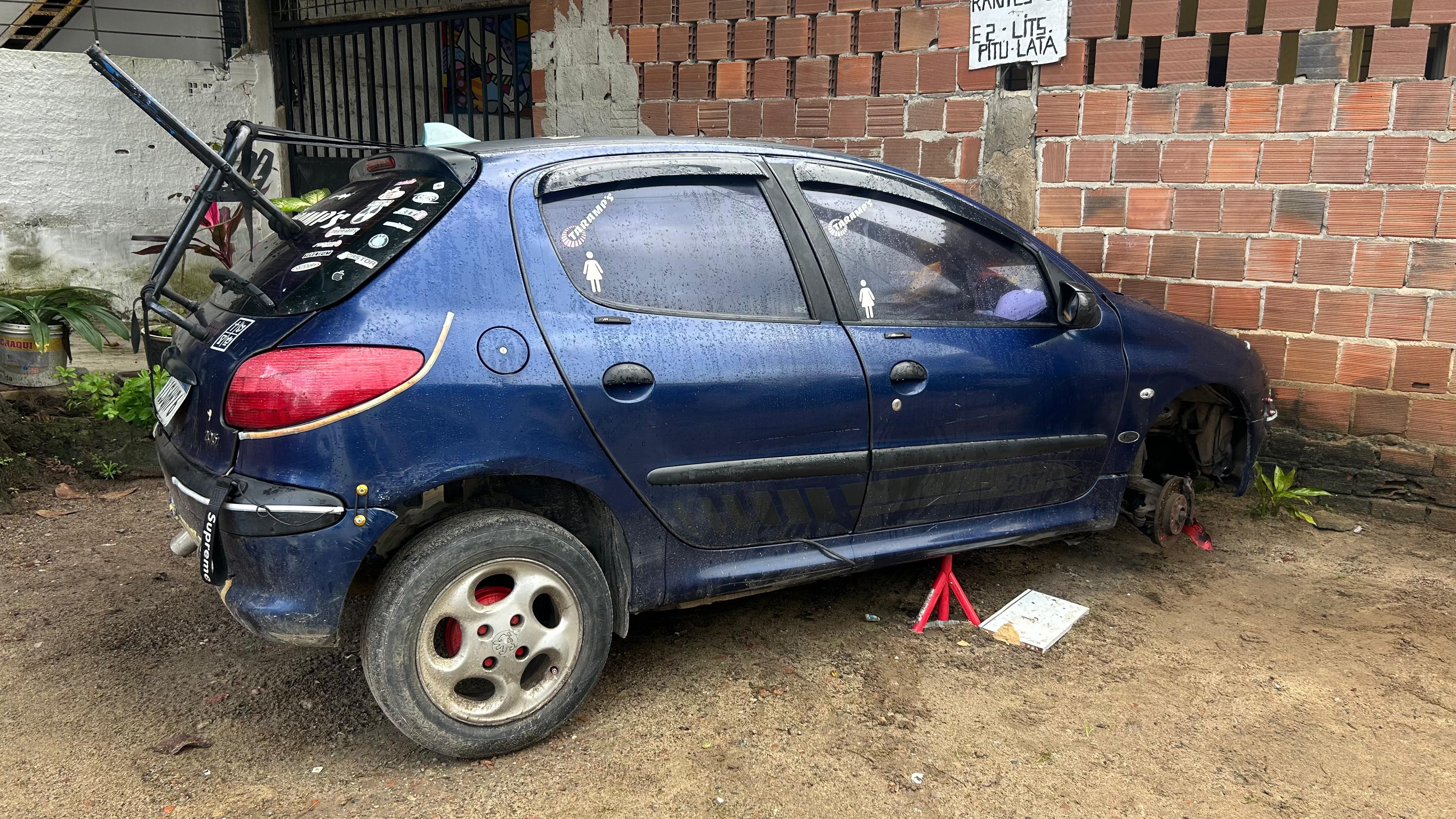 Serralheiro morre após carro cair por cima dele durante conserto, no Recife