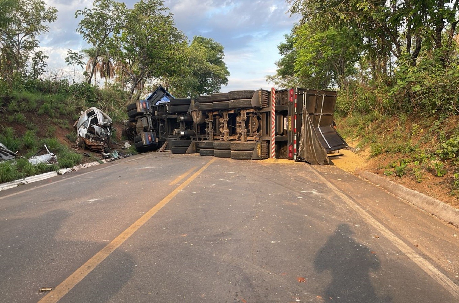Homem morre e mulher fica ferida após acidente entre carro e caminhão na TO-080; trecho está interditado