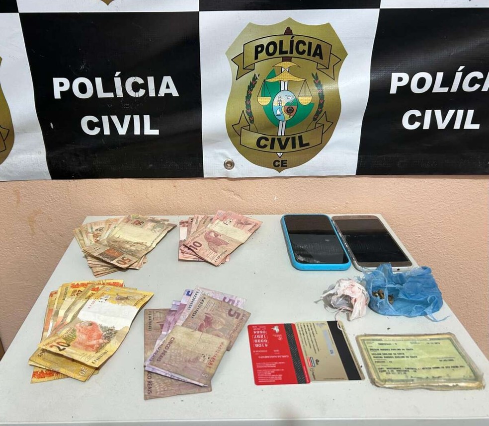 Jovem de 19 anos foi flagrado pela polícia em posse de maconha e dinheiro do tráfico de drogas. — Foto: Polícia Civil/ Divulgação