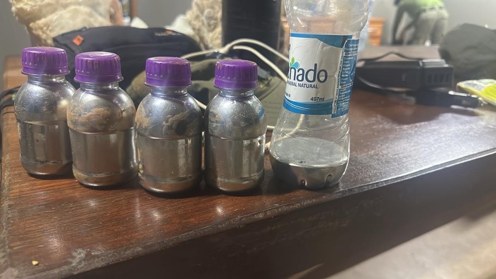 Fiscais apreenderam em uma casa 7 kg de mercúrio, metal usado para separar o ouro. — Foto: Reprodução