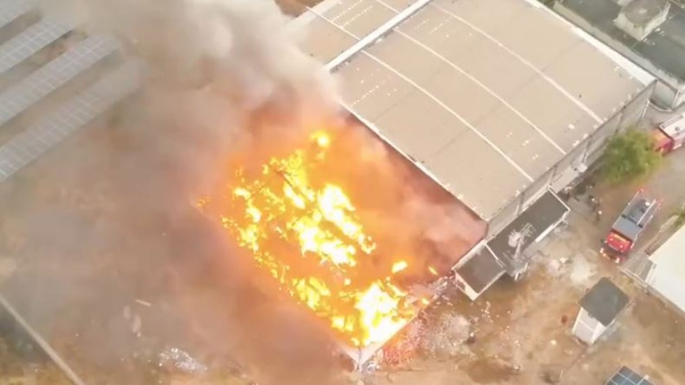 Fábrica de etiquetas foi atingida por incêndio em Maracanaú. — Foto: Corpo de Bombeiros/ Divulgação