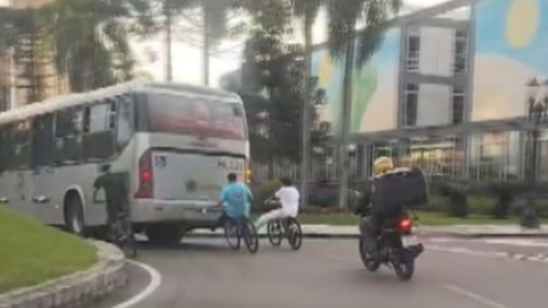 snapshot-786 Quase um ano após entrar em vigor, lei de Curitiba que prevê multa de R$ 600 para 'rabeira' em ônibus não está regulamentada