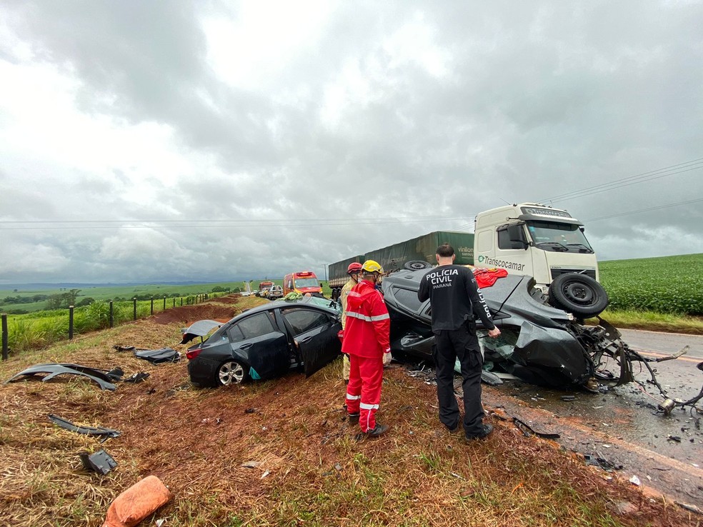 Um dos veículos foi arremessado para a lateral da pista. — Foto: Kathulin Tanan/RPC
