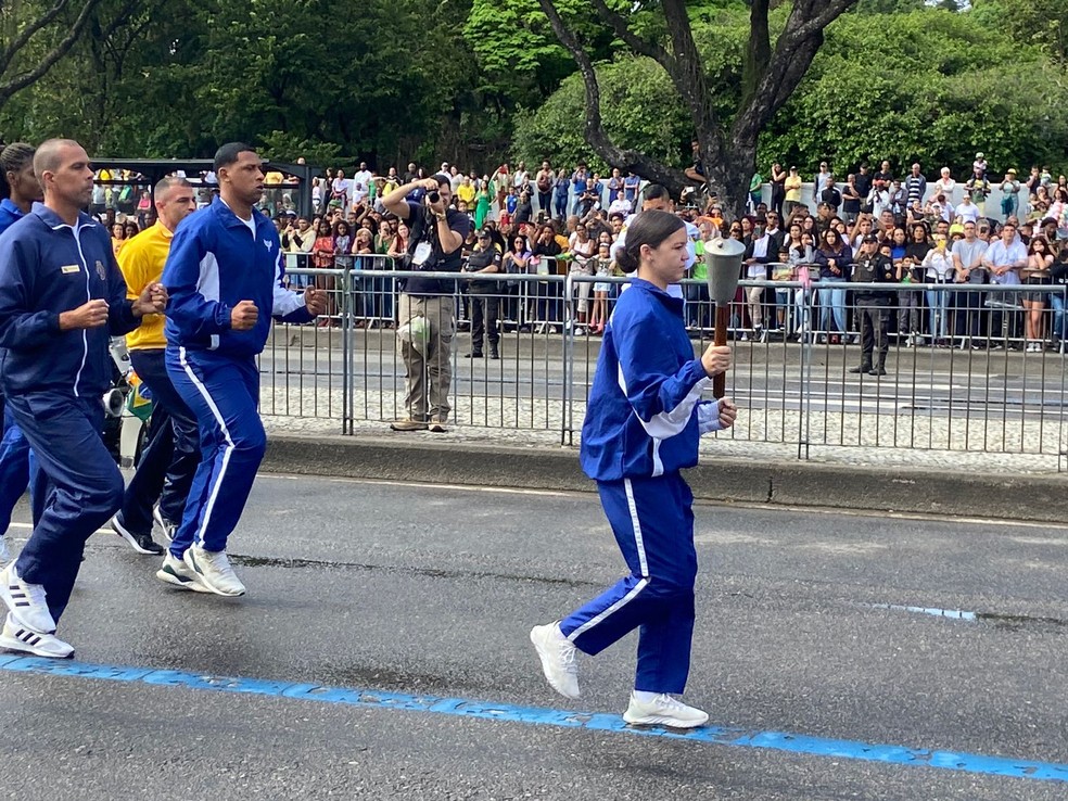 Ana Luiza Caetano, atleta de tiro com arco, carregou a tocha para acender a pira no desfile da Independência no Rio — Foto: Suelen Bastos / g1