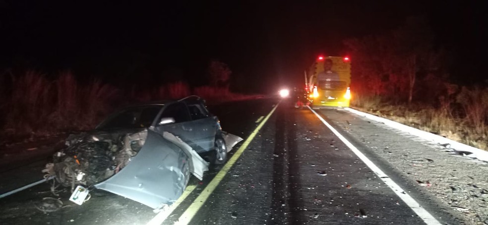 Carro envolvido em acidente com ônibus de Murilo Huff — Foto: PRF/Divulgação