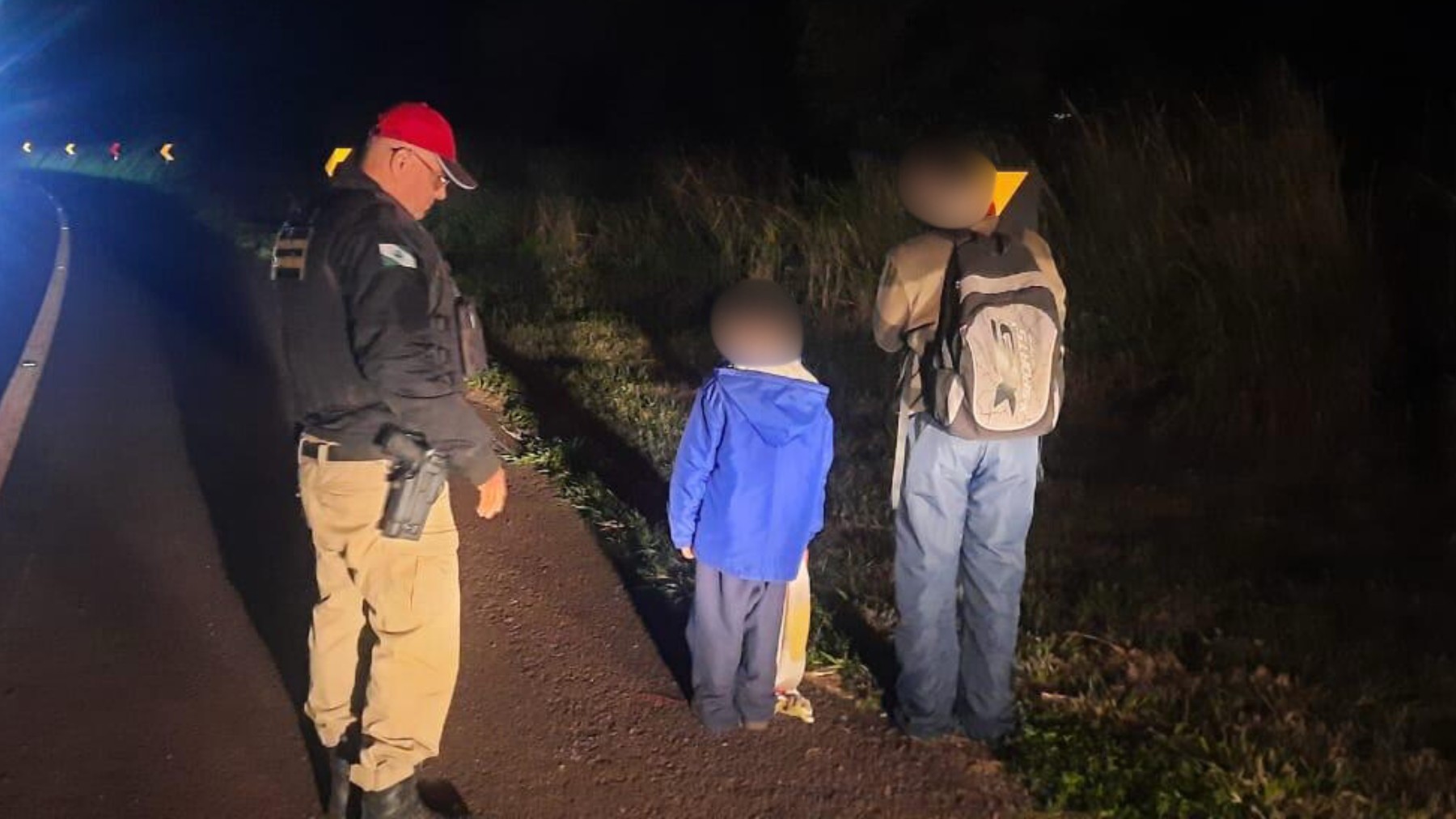 Crianças são encontradas sozinhas em rodovia do PR fugindo a pé para conhecer influenciador, diz polícia