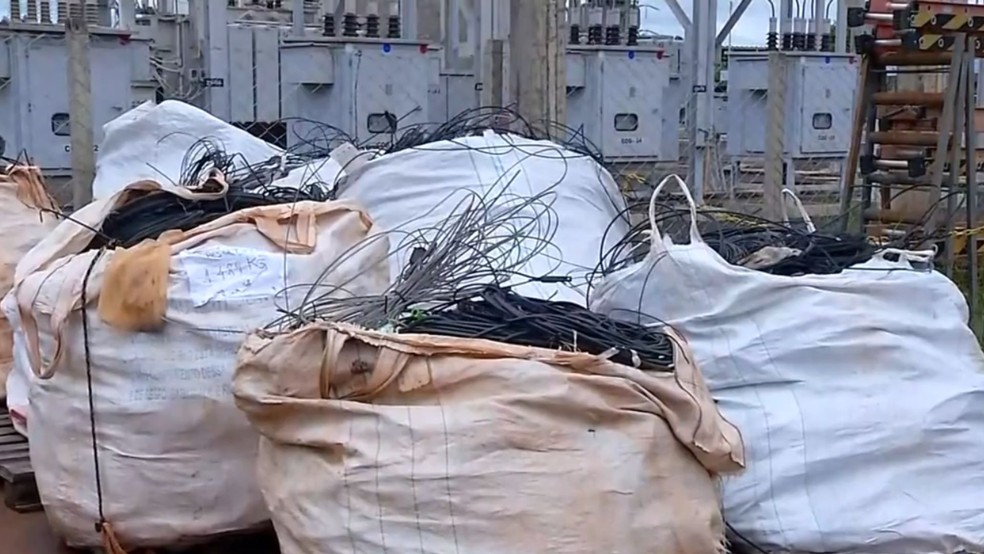 Companhia de Energia recolhe fios e cabos soltos em São José do Rio Preto (SP) — Foto: Reprodução / TV TEM