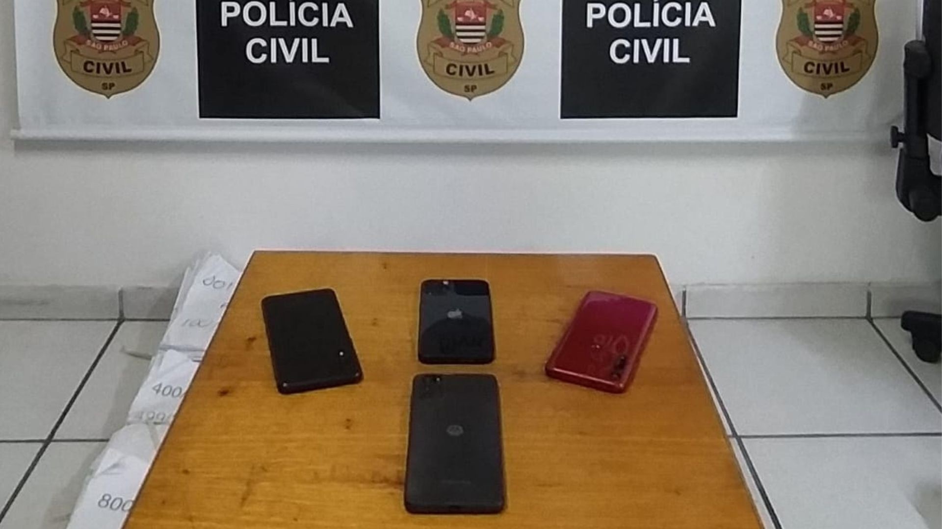 Polícia de Palestina apreende celulares de mulheres suspeitas de integrar quadrilha que aplica golpes bancários